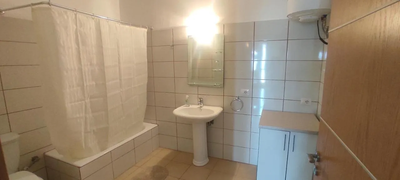 Lucas Apartments هيماري ألبانيا
