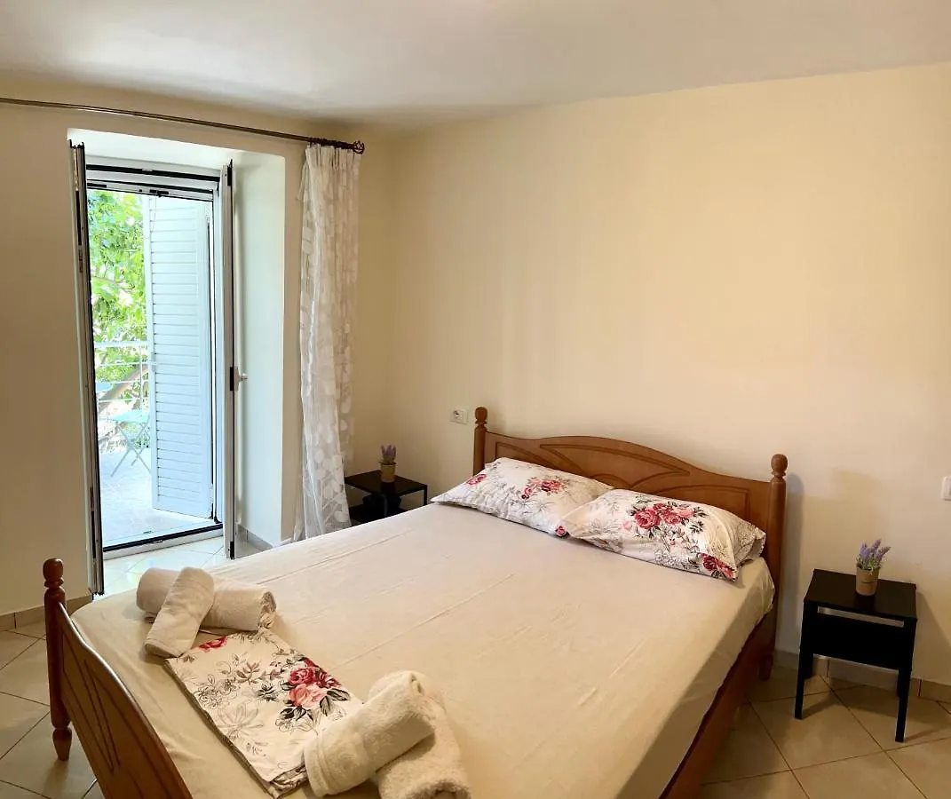 Lucas Apartments Himare