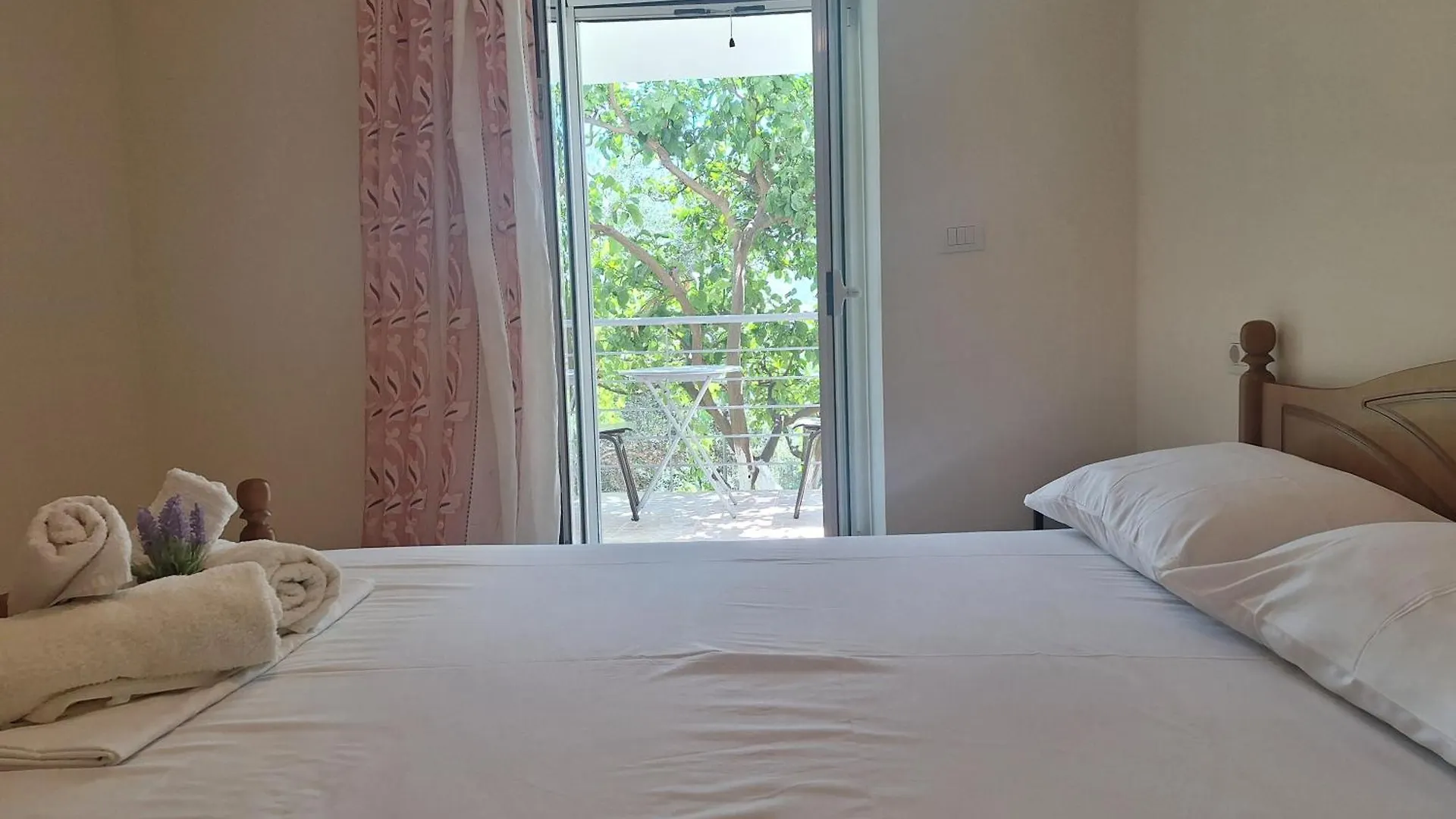Lucas Apartments Himare Albania