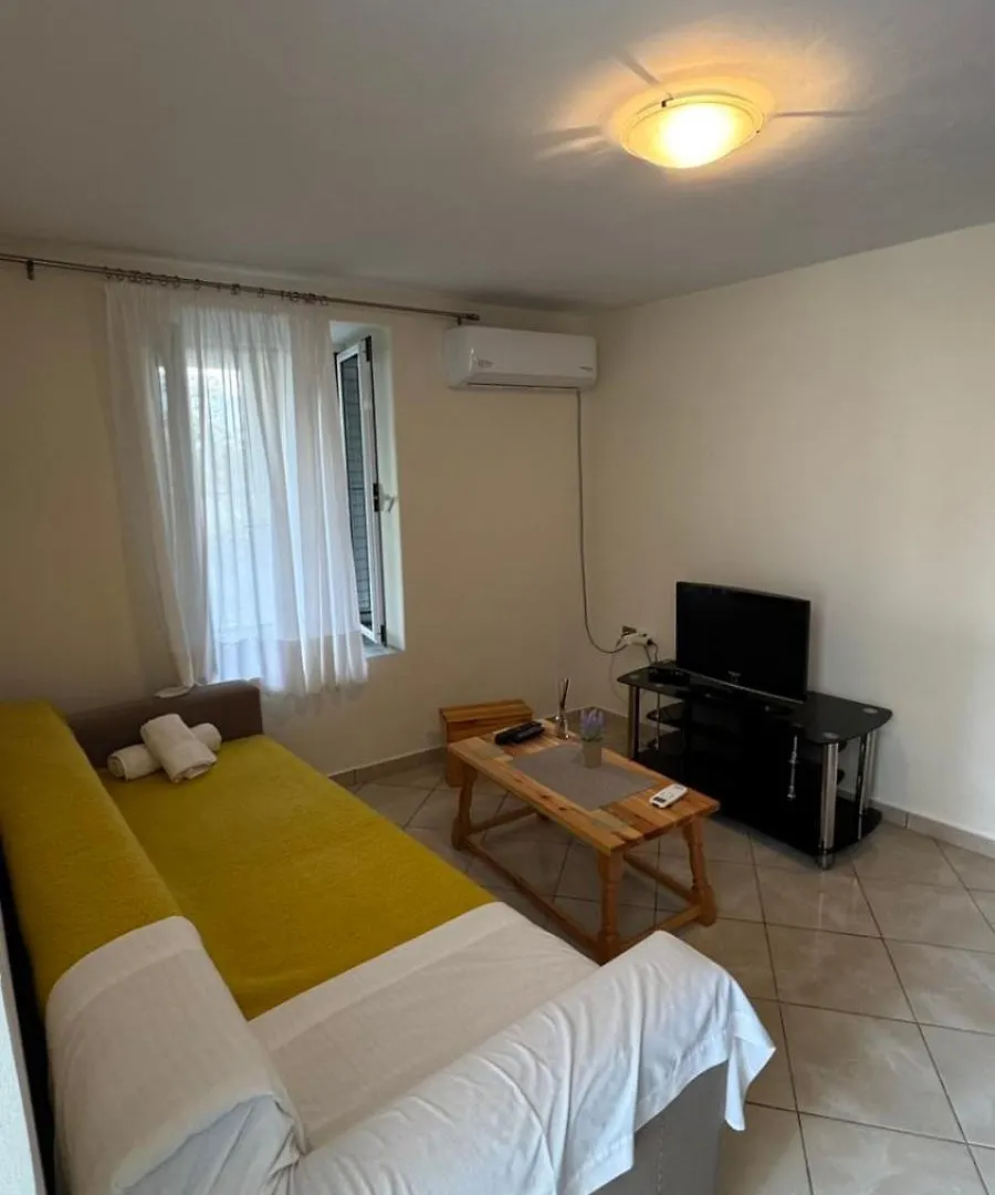 Lucas Apartments Himare Albania